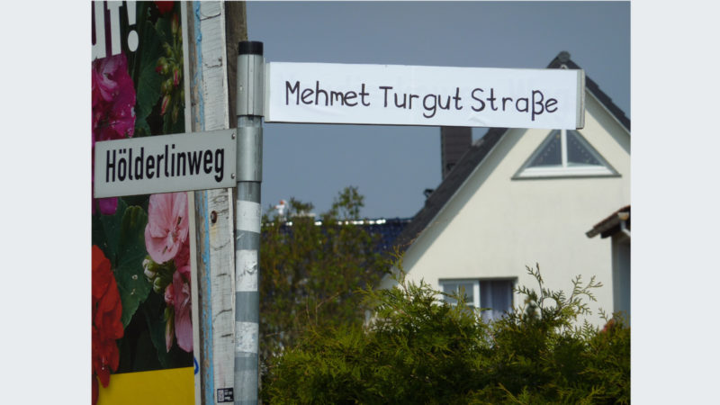 Inoffizielle Umbenennung des Neudierkower Weg in Mehmet Turgut Straße zum Beginn des NSU-Prozess in München, Rostock 2013 © Info Nordost